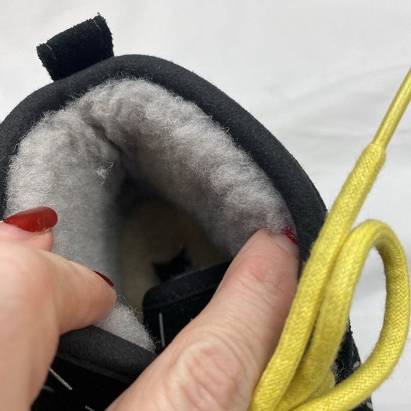 UGG Kids HSA Neumel Star Wars Millennium Falcon Boots Size 5 - Picture 3 of 9